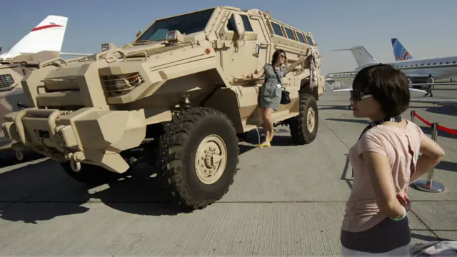 په دې نندارتون کې ځینو ښځو هم ګډون کړی و. 