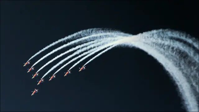 د دبۍ پر هوايي ډګر فرانسوي پیلوټاتو هوايي د الوتکو ننداره وړاندې کړه. 