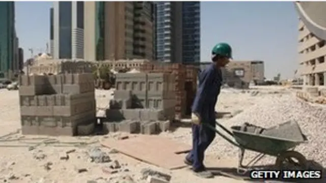 عامل وافد في قطر