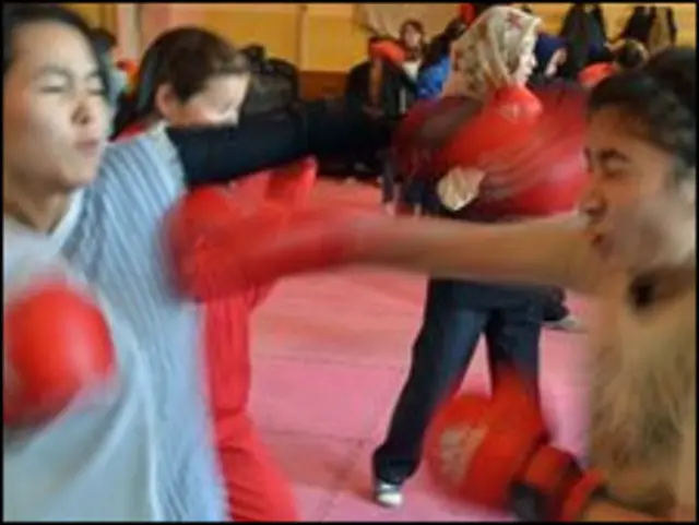 Қизлар ўзларини ҳимоя қилишда бокс жуда қўл келишини айтадилар.