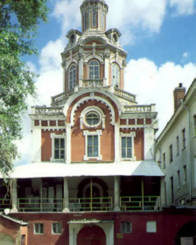 Славяно-греко-латинскую академию Ломоносов окончил в числе лучших выпускников