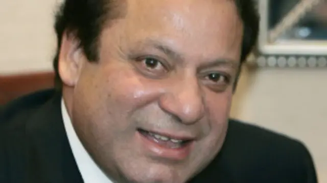 निर्वासन में रह रहे नवाज़ 2007 में स्वदेश लौटे.