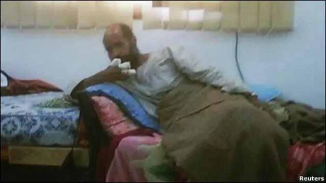 أشارت تقارير صحفية إلى أن مسلحين قطعوا أصابع سيف الإسلام التى كان يلوح بها مهددا المتظاهرين