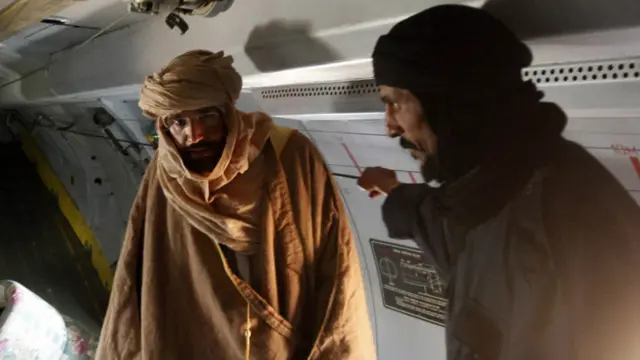 بیا وروسته سیف الاسلام القذافي په الوتکه کې زنتان ښار ته یووړل شو. 