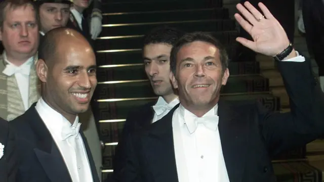 د نمسا له مړه شوي ولسمشر یورج هایدر سره په ۲۰۰۲ کال کې. 