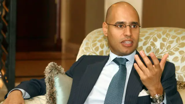 سیف الاسلام په نرمه لهجه خبرو مشهور دی، په دې انځور کې سیف الاسلام د قطر پلازمېنې دوحې ته د ۲۰۰۴ کال د مارچ په میاشت کې د خبرو پرمهال ښکاري. 