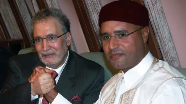 سیف الاسلام په ۱۹۸۸ کال کې د لاکربي د چاودنو له کبله د وژل شوو کسانو له کورنیو سره غمشریکي وښوده، په دې انځور کې عبدالباسط المقرحي په ۲۰۰۹ کال تر خوشي کېدو وروسته د هغه هرکلی وکړ. 