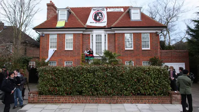 د هغه د پلار د نظام پرضد تر پاڅون وروسته قهرېدلي انقلابیان په لندن کې د سیف الاسلام پر کور ورغلل. 