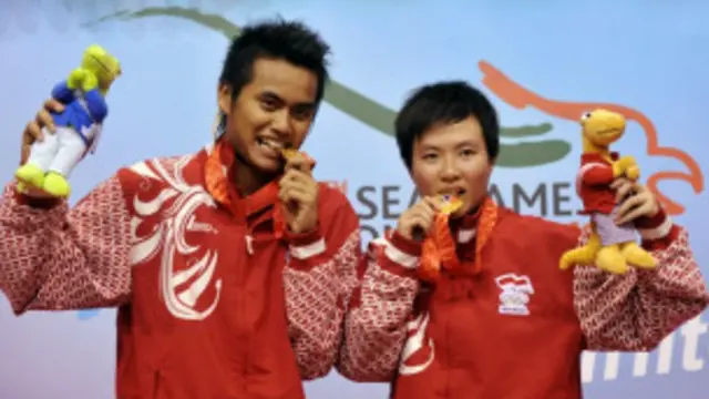Bersama pasangannya Tontowi Ahmad, menyabet emas pada SEA Games 2011 lalu.