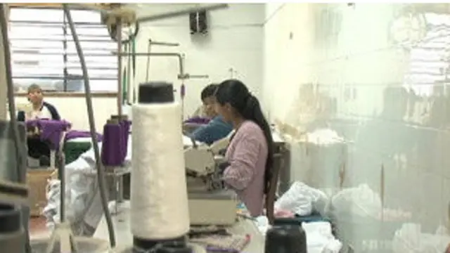 Bolivianos trabajando en un taller de costura en Sao Paulo