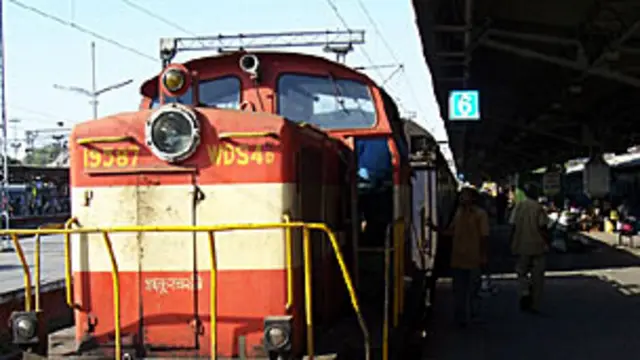 کشمیر کې د اورګاډي د پټلۍ د پرانیستلو په موخه د هندي چارواکو له سفر دمخه اورپکو څو تنه پوځیان ووژل.