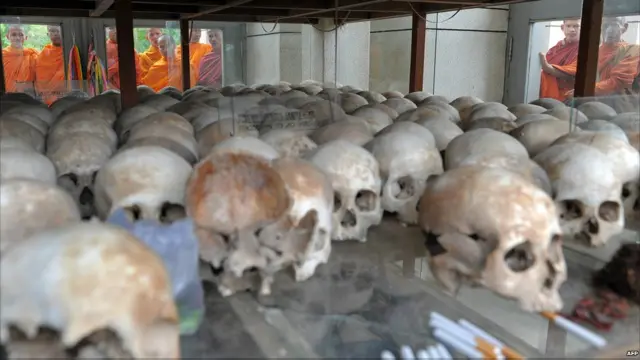 Một đài tưởng niệm đã được xây dựng để tưởng niệm nạn nhân của tội ác diệt chủng dưới chế độ Khmer Đỏ, trong đó chất đầy sọ người của những ai đã bị diệt vong dưới tay quân Pol Pot.