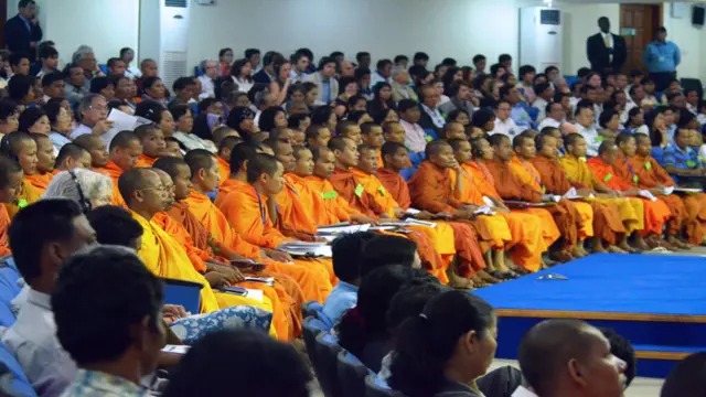 Hơn ba thập kỷ sau thảm họa diệt chủng "Cánh đồng chết", nhiều người sống sót chế độ Pol Pot và các nhà sư đã đến dự phiên tòa xét xử ba cựu lãnh đạo Khmer Đỏ tại thủ đô Phnom Penh, Cambuchia. Phiên tòa dự kiến sẽ tiến hành trong bốn ngày kể từ ngày 21/11/2011.