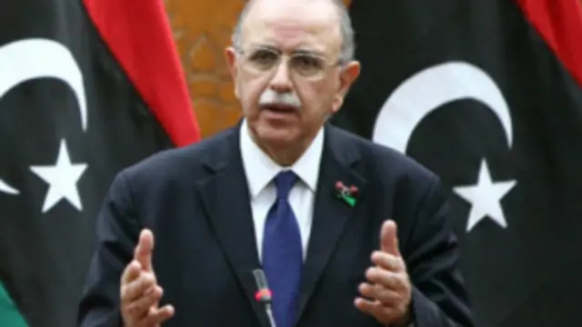 PM Abdurrahim al-Keib menghentikan sementara waktu imbalan bagi pejuang revolusi karena dugaan penipuan.