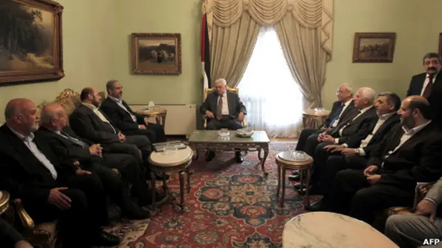 Presiden Mahmoud Abbas dan Khaled Mashaal di Kairo