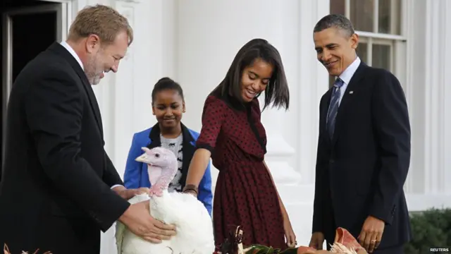 Obama, con sus hijas, indulta a un pavo