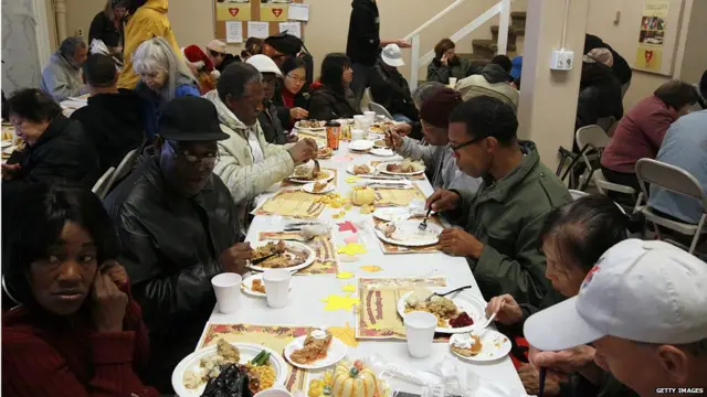 Cena de Thanksgiving en un albergue.