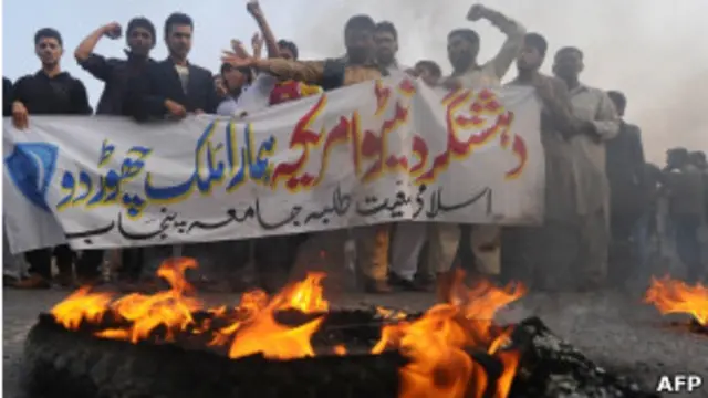 நேட்டோ தாக்குதலுக்கு எதிரான ஆர்ப்பாட்டம்