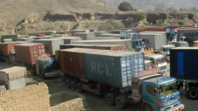 பாகிஸ்தானில் நேட்டோ விநியோக லாறிகள்