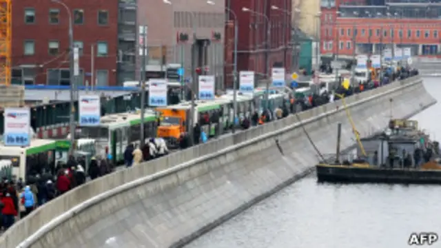 Очередь к поясу Богородицы в Москве