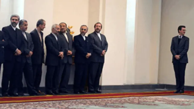 جفری آدامز سفیر اسبق بریتانیا در تهران در انتظار رسیدن نوبتش برای تبریک سالگرد پیروزی انقلاب به محمود احمدی نژاد در مراسم دیدار رئیس جمهور ایران با سفرا و روسای نمایندگی های خارجی در تهران