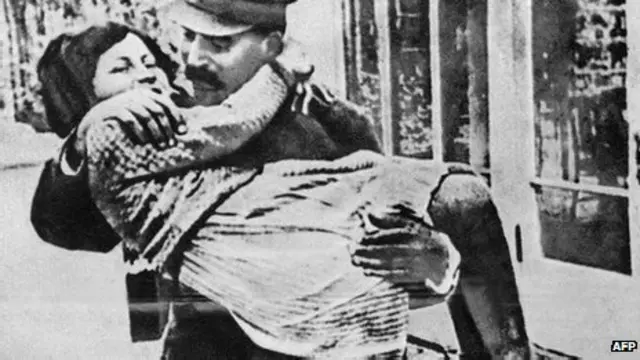 Stalin và con gái út năm 1936: mẹ của Svetlana đã tự sát năm 1932