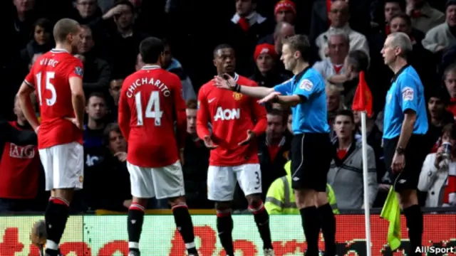 Wasit Michael Jones dan penjaga garis John Flynn. 