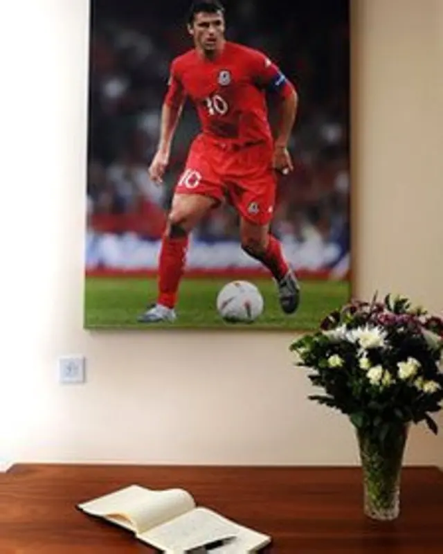 Foto de Gary Speed y libro de condolencias