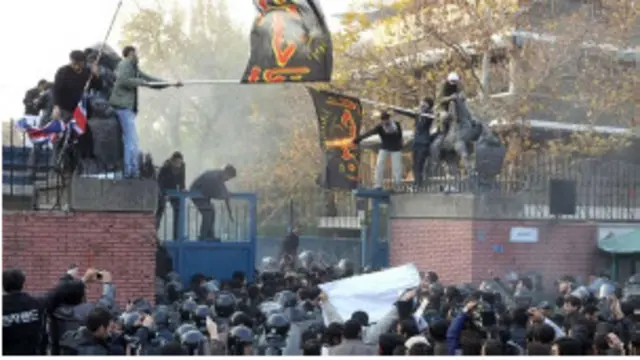 Những người biểu tình tìm cách vào bên trong đại sứ quán Anh ở Tehran