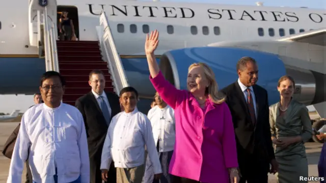 Hillary Clinton tiba di Burma, 30 November 2011.