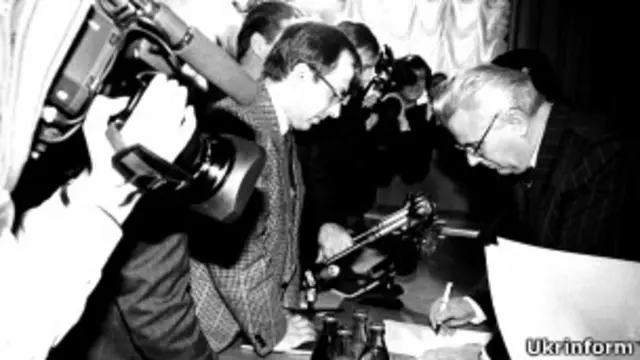 Леонід Кравчук 20 років тому на виборчій дільниці 