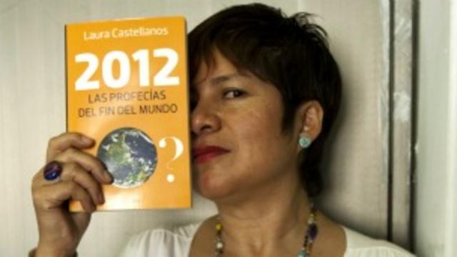 A escritora Laura Castellanos posa com seu livro (Foto: BBC)