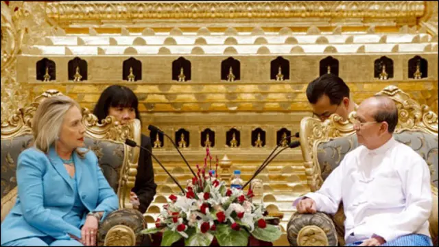 Tổng thống U Thein Sein (phải) và Ngoại trưởng Clinton