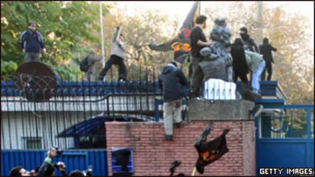 Manifestantes invadem embaixada britânica em Teerã, em 2011 | Foto: Getty