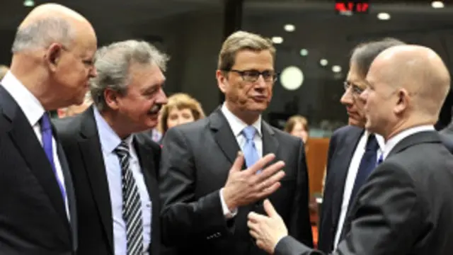 توصل وزراء خارجية الاتحاد الأوروبي لهذا القرار كحل وسط في ظل خلافات بين أعضاءه حول تسليح المعارضة السورية.