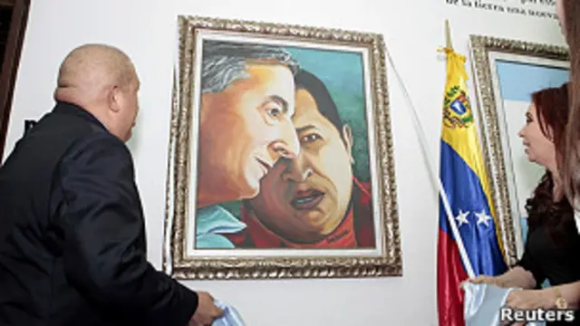 Chávez le muestra a Cristina Fernández un cuadro del expresidente argentino Néstor Kirchner.