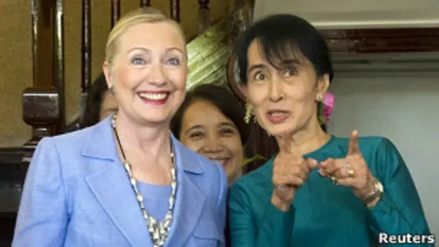 Bà Aung San Suu Kyi (phải) và ngoại trưởng Mỹ Hillary Clinton
