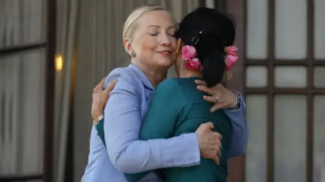Ngoại trưởng Hillary Clinton lần đầu tiên gặp mặt bà Suu Kyi