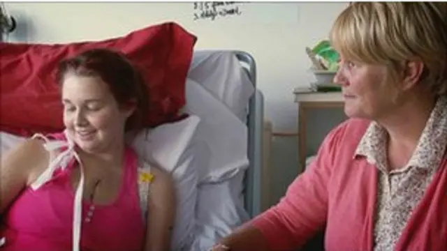 Zoe y su madre, Tracey.