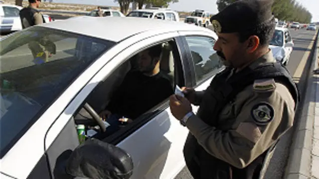 بعض تارکینِ وطن کا کہنا ہے کہ جو پاکستانی قانونی طور پر کفیلوں کے پاس کام کررہے ہیں اُن میں سے اکثریت کو پیسے نہیں مل رہے اور تنخواہ کا مطالبہ کرنے پر پولیس کے حوالے کرنے کی دھمکی دیتے ہیں