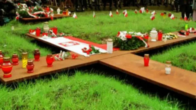 Nghĩa trang tưởng niệm các binh sĩ Ba Lan bị Liên Xô hạ sát tại rừng Katyn, nay thuộc Nga.
