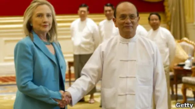 Tổng thống Thein Sein đón bà Hillary Clinton đến thăm Miến Điện