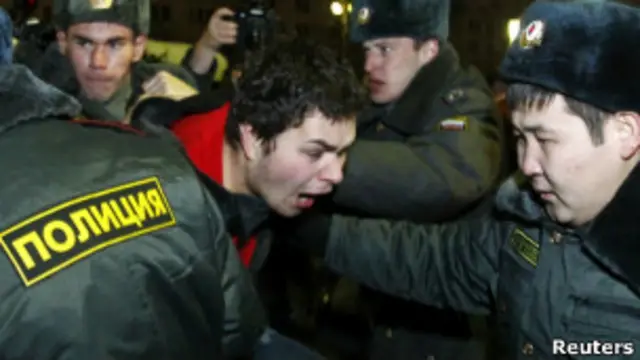 Polisi menangkap demonstran