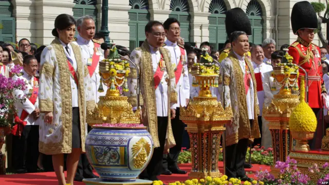Perdana Menteri Yingluck Shinawatra mendengar pidato raja