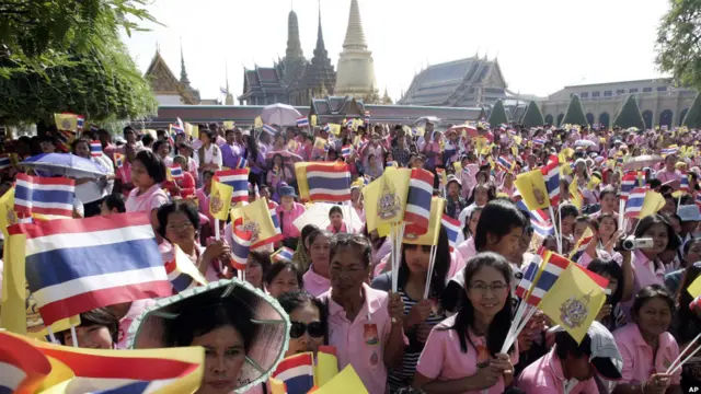 Warga Bangkok merayakan HUT raja