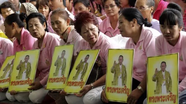 Warga Bangkok merayakan HUT raja