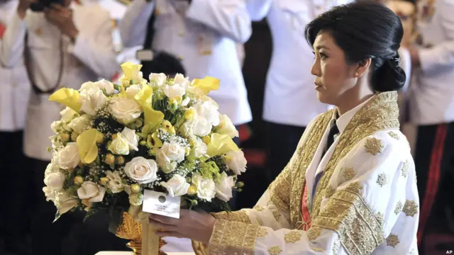 Perdana Menteri Yingluck Shinawatra meletakkan bunga