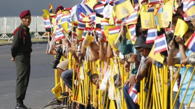 Warga Bangkok menanti raja