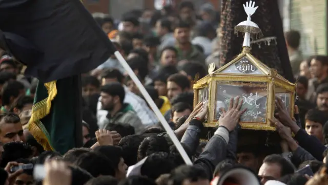 کشمیر میں یوم عاشورہ کے جلوس کا ایک منظر