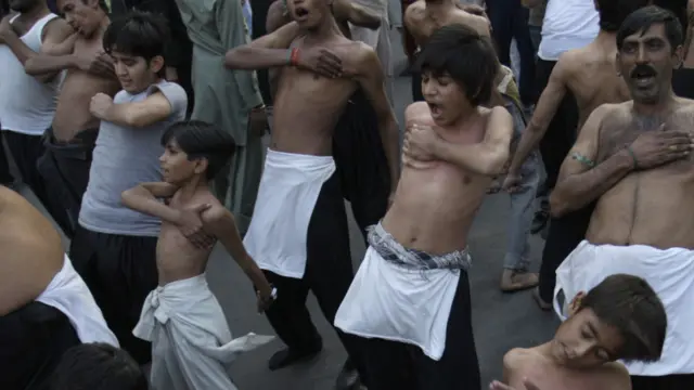 لاہور میں عزادار سینہ کوبی کرتے ہوئے